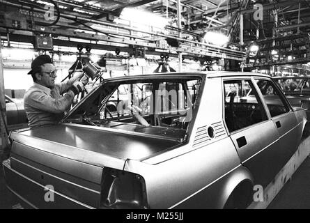 Chaînes de montage dans l'usine de voitures Alfa Romeo à Arese (Milan, mars 1978) Banque D'Images