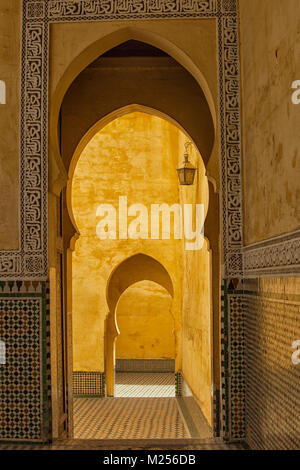 Arabesque arch dans le mausolée de Moulay Ismail, icône touristique le plus visité à Meknes - UNESCO World Heritage. Banque D'Images