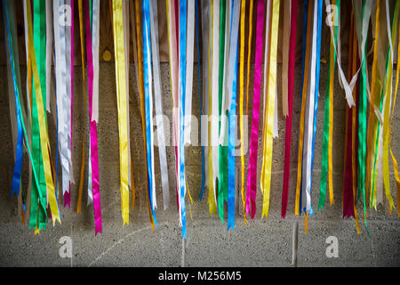 Rangée de rubans de soie multicolores Banque D'Images