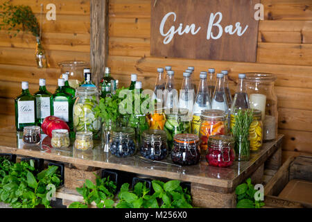 Gin bar in barn avec de l'eau en bouteille de gin, eau tonique et bocaux Banque D'Images