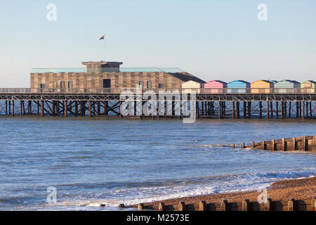 Hastings Pier conçu par dRMM 2017 battant le drapeau arc-en-ciel, East Sussex, UK Banque D'Images