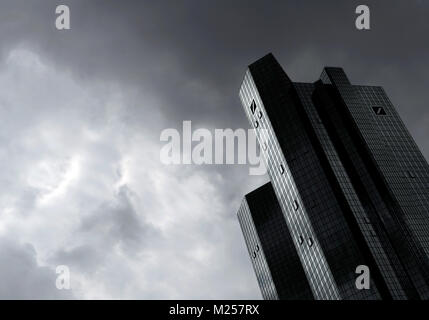 Déposée - FICHIER : un fichier photo datée du 31 juillet 2012 montre sombres nuages sur le siège de la Deutsche Bank à Francfort am Main, Allemagne. Photo : Arne Dedert/dpa Banque D'Images