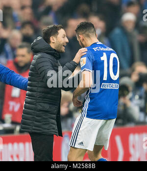 Gelsenkirchen, Allemagne. 06Th Feb 2018. coach Domenico TEDESCO l. (GE) avec Nabil BENTALEB (GE), les, Fussball 1. Bundesliga, 21. journée, le FC Schalke 04 (GE) - Werder Brême (HB), am 03.02.2018 à Gelsenkirchen, Allemagne. Dans le monde d'utilisation |Crédit : afp/Alamy Live News Banque D'Images