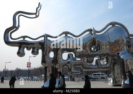 4 février 2018 - Xi'An, Xi'an, Chine - Xi'an, Chine-4ème Février 2018 : une gigantesque sculpture bull peut être vu dans Xi'an, province du Shaanxi du nord-ouest de la Chine, pour célébrer la fête du printemps à venir. Crédit : SIPA Asie/ZUMA/Alamy Fil Live News Banque D'Images