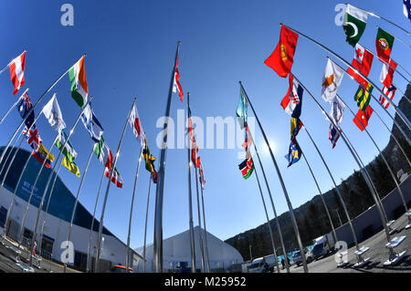 Pyeongchang, Corée du Sud. 05 févr., 2018. Les drapeaux des nations participantes voler en face du village olympique à Pyeongchang, Corée du Sud, 05 février 2018. Les Jeux Olympiques d'hiver de 2018 à PyeongChang sont dues à courir à partir de 09 - 25 février. Crédit : Peter Kneffel/dpa/Alamy Live News Banque D'Images