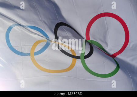 Pyeongchang, Corée du Sud. 05 févr., 2018. Un drapeau avec les anneaux olympiques flying à Pyeongchang, Corée du Sud, 05 février 2018. Les Jeux Olympiques d'hiver de 2018 à PyeongChang sont dues à courir à partir de 09 - 25 février. Crédit : Peter Kneffel/dpa/Alamy Live News Banque D'Images