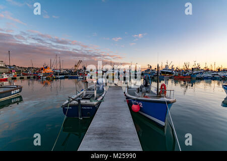 Newlyn, Cornwall UK. 5h feb 2018.UK Weather. Il a été de 3 degrés C ce matin dans les eaux abritées du port de Newlyn, avec une journée ensoleillée prévisions de grésil et de neige Prévisions pour demain. Crédit : Simon Maycock/Alamy Live News Banque D'Images