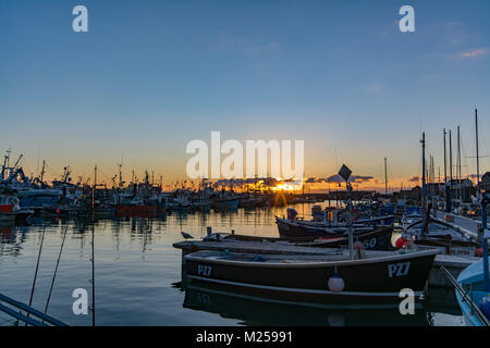 Newlyn, Cornwall UK. 5h feb 2018.UK Weather. Il a été de 3 degrés C ce matin dans les eaux abritées du port de Newlyn, avec une journée ensoleillée prévisions de grésil et de neige Prévisions pour demain. Crédit : Simon Maycock/Alamy Live News Banque D'Images