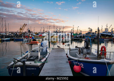 Newlyn, Cornwall UK. 5h feb 2018.UK Weather. Il a été de 3 degrés C ce matin dans les eaux abritées du port de Newlyn, avec une journée ensoleillée prévisions de grésil et de neige Prévisions pour demain. Crédit : Simon Maycock/Alamy Live News Banque D'Images