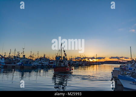 Newlyn, Cornwall UK. 5h feb 2018.UK Weather. Il a été de 3 degrés C ce matin dans les eaux abritées du port de Newlyn, avec une journée ensoleillée prévisions de grésil et de neige Prévisions pour demain. Crédit : Simon Maycock/Alamy Live News Banque D'Images