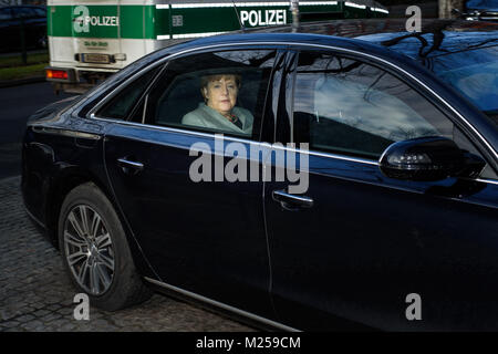 Berlin, Allemagne. 05 févr., 2018. La chancelière allemande, Angela Merkel (CDU) arrive pour négociations de coalition entre la CDU, CSU et SPD parties à l'administration centrale (SPD Willy-Brandt-Haus) à Berlin, Allemagne, 05 février 2018. Credit : Gregor Fischer/dpa/Alamy Live News Banque D'Images