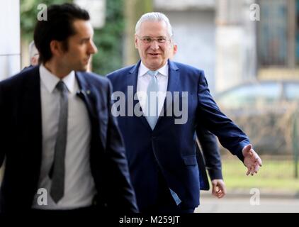 Berlin, Allemagne. 05 févr., 2018. Le ministre de l'intérieur de la Bavière Joachim Herrmann (CSU) arrive pour les négociations de coalition entre la CDU, CSU et SPD parties à l'administration centrale (SPD Willy-Brandt-Haus) à Berlin, Allemagne, 05 février 2018. Credit : Kay Nietfeld/dpa/Alamy Live News Banque D'Images