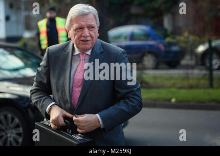 Berlin, Allemagne. 05 févr., 2018. Volker Bouffier (CDU), premier ministre de l'Hessen, arrive pour les négociations de coalition entre la CDU, CSU et SPD parties à l'administration centrale (SPD Willy-Brandt-Haus) à Berlin, Allemagne, 05 février 2018. Credit : Gregor Fischer/dpa/Alamy Live News Banque D'Images