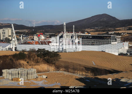 Pyeongchang, Corée du Sud. 05 févr., 2018. Le nouveau Stade Olympique à la périphérie de Pyeongchang, Corée du Sud, 05 février 2018. Les Jeux Olympiques d'hiver de 2018 à PyeongChang sont dues à courir à partir de 09 - 25 février. Crédit : Michael Kappeler/dpa/Alamy Live News Banque D'Images