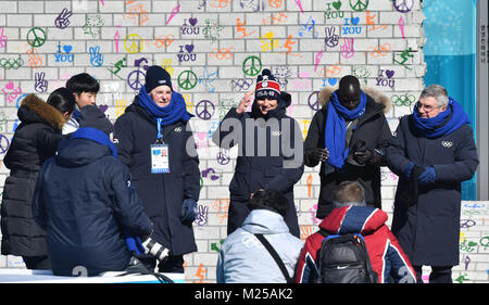 Pyeongchang, Corée du Sud. 05 févr., 2018. Jacques Rogge (4.f.l.), l'ancien président de la Commission d'avis International Olympique (CIO) de la Belgique et de Thomas Bach (r), président du CIO, prendre part à une cérémonie pour le dévoilement de la trêve olympique murale dans le village olympique, à Pyeongchang, Corée du Sud, 05 février 2018. Les Jeux Olympiques d'hiver de 2018 à PyeongChang sont dues à courir à partir de 09 - 25 février. Crédit : Peter Kneffel/dpa/Alamy Live News Banque D'Images