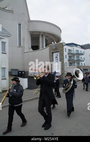 St Ives, Cornwall, UK. Feb 2018 5ème. St Ives célèbre son jour de fête avec le . 9. Le cortège quittera la mairie pour la Guildhall Venton Ia bien à Porthmeor et, après la courte cérémonie, il sera de retour à l'église paroissiale de 10 h comme c'est la tradition, les danseurs de l'école St Uny, va danser dans la procession, bagas Porthia fournira la musique et prendre part à la cérémonie à l'Venton Ia bien. Crédit : Simon Maycock/Alamy Live News Banque D'Images