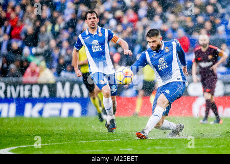 Barcelone, Espagne. Le 04 février, 2018. Milieu de terrain de l'Espanyol Sergi Darder (25) et l'Espanyol terrain Victor Sanchez (4) pendant le match entre l'Espanyol et le FC Barcelone, pour le cycle 22 de la Liga Santander, jouée au stade RCDE le 4 février 2018 à Barcelone, Espagne. Más Información Gtres Crédit : Comuniación sur ligne, S.L./Alamy Live News Banque D'Images