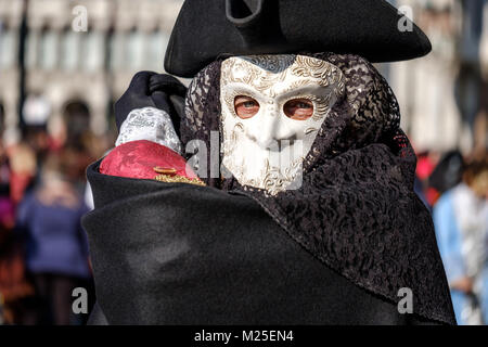 La larve, un masque vénitien traditionnel posing in Piazza San Marco pendant la Volo dell'Angelo événement. 4 février 2018 : Crédit Polovina Gentiane/Alamy Live News Banque D'Images