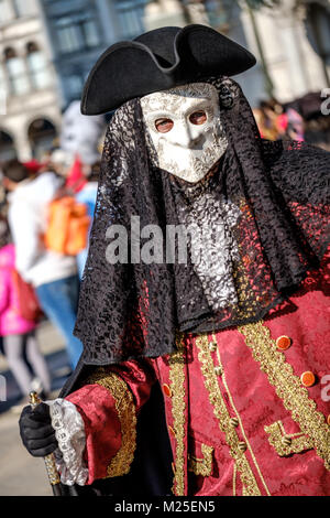 La larve, un masque vénitien traditionnel posing in Piazza San Marco pendant la Volo dell'Angelo événement. 4 février 2018 : Crédit Polovina Gentiane/Alamy Live News Banque D'Images