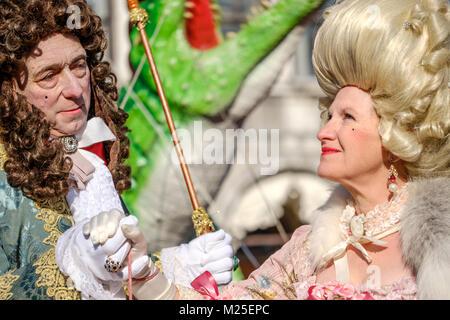 Venise, Italie. Le 4 février 2018. Carnaval de Venise. Masque vénitien traditionnel sur la Piazza San Marco pendant la Volo dell'Angelo événement. Gentiane : crédit Polovina/Alamy Live News Banque D'Images