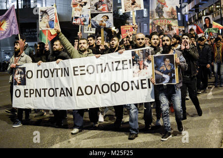 Athènes, Grèce. 5e Février, 2018. Kurdes mars à l'ambassade de Turquie pour protester contre le bombardement de la ville d'Afrin contrôlée kurde en Syrie par les forces turques. Credit : Giorgos Zachos/SOPA/ZUMA/Alamy Fil Live News Banque D'Images