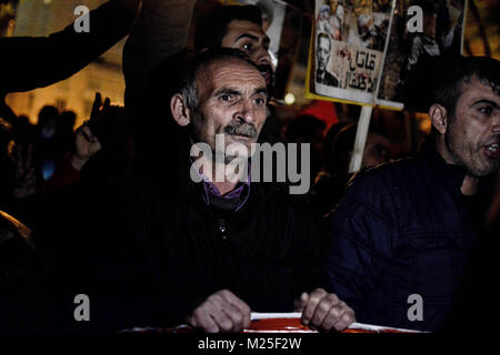 Athènes, Grèce. 5e Février, 2018. Kurdes mars à l'ambassade de Turquie pour protester contre le bombardement de la ville d'Afrin contrôlée kurde en Syrie par les forces turques. Credit : Giorgos Zachos/SOPA/ZUMA/Alamy Fil Live News Banque D'Images