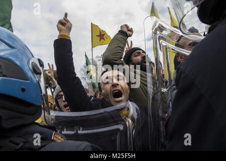 Rome, Rome, Italie. 5e Février, 2018. Vu les manifestants criant des slogans pendant la manifestation.centaines de manifestants se sont heurtés à la police près du Vatican lors de la visite du président turc à Rome, que les manifestants ont dénoncé la présence de Recep Tayyip Erdogan au milieu d'Ankara de la lutte contre la campagne militaire kurde en Syrie, au moins une personne blessée. Credit : Danilo Campailla/SOPA/ZUMA/Alamy Fil Live News Banque D'Images