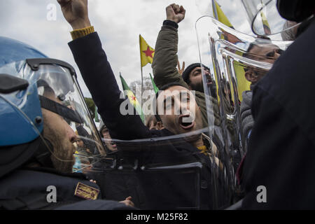 Rome, Rome, Italie. 5e Février, 2018. Vu les manifestants criant des slogans pendant la manifestation.centaines de manifestants se sont heurtés à la police près du Vatican lors de la visite du président turc à Rome, que les manifestants ont dénoncé la présence de Recep Tayyip Erdogan au milieu d'Ankara de la lutte contre la campagne militaire kurde en Syrie, au moins une personne blessée. Credit : Danilo Campailla/SOPA/ZUMA/Alamy Fil Live News Banque D'Images