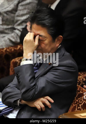 Tokyo, Japon. 5e Février, 2018. Le Premier ministre japonais Shinzo Abe pincées son front tandis qu'il écoute à une question d'un député de l'opposition à la Chambre basse de la session du Comité du budget à la Diète nationale à Tokyo le Lundi, Février 5, 2018. Credit : Yoshio Tsunoda/AFLO/Alamy Live News Banque D'Images