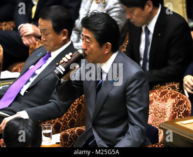 Tokyo, Japon. 5e Février, 2018. Le Premier ministre japonais Shinzo Abe boit de l'eau tandis qu'il écoute à une question d'un député de l'opposition à la Chambre basse de la session du Comité du budget à la Diète nationale à Tokyo le Lundi, Février 5, 2018. Credit : Yoshio Tsunoda/AFLO/Alamy Live News Banque D'Images