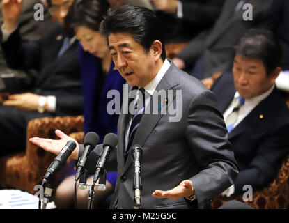 Tokyo, Japon. 5e Février, 2018. Le Premier ministre japonais Shinzo Abe répond à une question d'un député de l'opposition à la Chambre basse de la session du Comité du budget à la Diète nationale à Tokyo le Lundi, Février 5, 2018. Credit : Yoshio Tsunoda/AFLO/Alamy Live News Banque D'Images