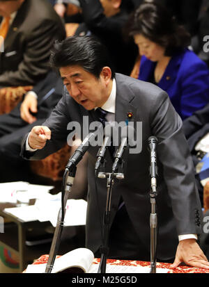 Tokyo, Japon. 5e Février, 2018. Le Premier ministre japonais Shinzo Abe répond à une question d'un député de l'opposition à la Chambre basse de la session du Comité du budget à la Diète nationale à Tokyo le Lundi, Février 5, 2018. Credit : Yoshio Tsunoda/AFLO/Alamy Live News Banque D'Images