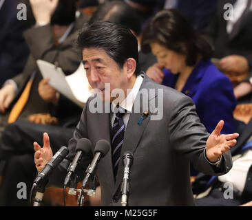 Tokyo, Japon. 5e Février, 2018. Le Premier ministre japonais Shinzo Abe répond à une question d'un député de l'opposition à la Chambre basse de la session du Comité du budget à la Diète nationale à Tokyo le Lundi, Février 5, 2018. Credit : Yoshio Tsunoda/AFLO/Alamy Live News Banque D'Images