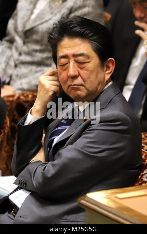 Tokyo, Japon. 5e Février, 2018. Le Premier ministre japonais Shinzo Abe écoute une question d'un député de l'opposition à la Chambre basse de la session du Comité du budget à la Diète nationale à Tokyo le Lundi, Février 5, 2018. Credit : Yoshio Tsunoda/AFLO/Alamy Live News Banque D'Images