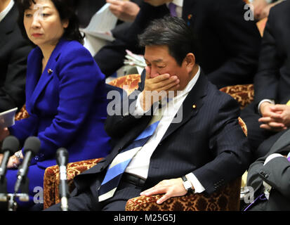 Tokyo, Japon. 5e Février, 2018. La politique budgétaire japonais Toshimitsu Motegi Ministre couvre sa bouche avec sa main tandis qu'il écoute à une question d'un député de l'opposition à la Chambre basse de la session du Comité du budget à la Diète nationale à Tokyo le Lundi, Février 5, 2018. Credit : Yoshio Tsunoda/AFLO/Alamy Live News Banque D'Images