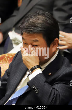 Tokyo, Japon. 5e Février, 2018. La politique budgétaire japonais Toshimitsu Motegi Ministre couvre sa bouche avec sa main comme il lisstens à une question d'un député de l'opposition à la Chambre basse de la session du Comité du budget à la Diète nationale à Tokyo le Lundi, Février 5, 2018. Credit : Yoshio Tsunoda/AFLO/Alamy Live News Banque D'Images