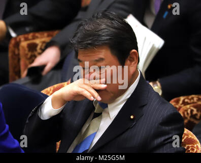 Tokyo, Japon. 5e Février, 2018. La politique budgétaire japonais Toshimitsu Motegi Ministre pique son nez tandis qu'il écoute à une question d'un député de l'opposition à la Chambre basse de la session du Comité du budget à la Diète nationale à Tokyo le Lundi, Février 5, 2018. Credit : Yoshio Tsunoda/AFLO/Alamy Live News Banque D'Images