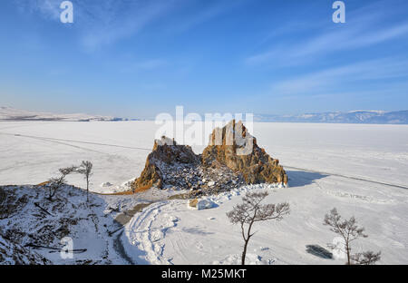 Baikal en hiver. Rocher Chamanka sur l'île d'Olkhon. La Russie Banque D'Images