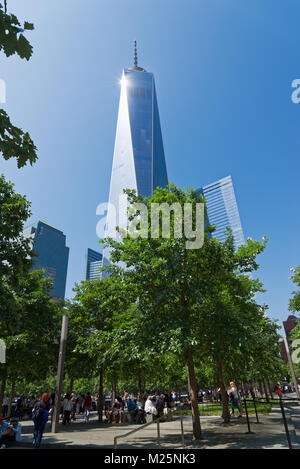 New York, USA - Juin 08, 2015 : Ground Zero avec le World Trade Center et un transport bâtiment en fin de journée dans le Lower Manhattan. Banque D'Images