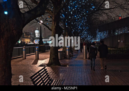 Tamise les trottoirs en hiver la nuit. London, UK Banque D'Images