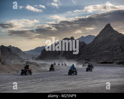 Voitures Buggy dans le désert du Sinaï en Egypte Banque D'Images