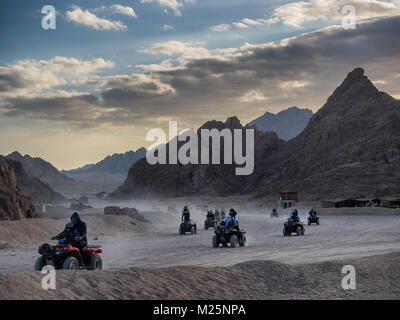 Voitures Buggy dans le désert du Sinaï en Egypte Banque D'Images