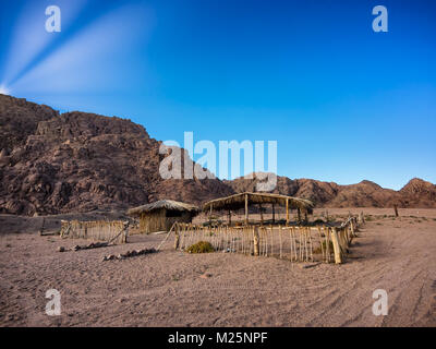 Maisons de bédouins abandonnés dans le désert du Sinaï, Égypte Banque D'Images