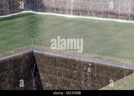 New York, USA - Juin 08, 2015 : piscine Sud memorial commémoration des victimes de l'attaque terroriste du 11 septembre en 2001. L'architecture de New York dans la b Banque D'Images