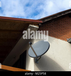 L'antenne satellite sur une façade de maison, extérieur Banque D'Images