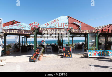 Taverne grecque sur le front de mer à Sisi près de Malia Cret, Grèce Banque D'Images