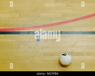 Ballon Futsal et rouge et lignes noires sur le plancher de bois franc sporting. Plancher en bois de renouvellement de la salle de sport avec lignes de marquage coloré Banque D'Images