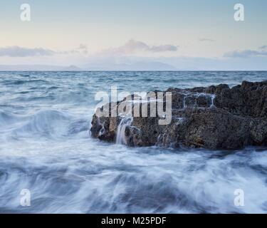 Une image prise dans l'hiver de 2018 à Dunure Beach sur la Côte d'Ayrshire en fin d'après-midi. Banque D'Images