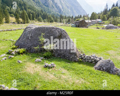 Vue aérienne de la vallée Val di Mello, Mello, une vallée verte entourée de montagnes de granit et d'arbres forestiers, Val Masino, Sondrio. Italie Banque D'Images