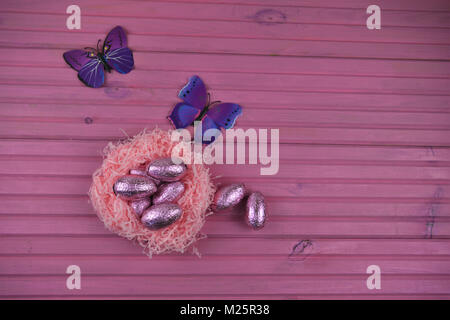 Décorations de Pâques, un nid rempli d'oeufs de Pâques au chocolat Banque D'Images